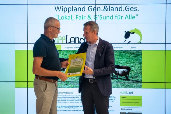 Wippland Gen.&Land.Ges hat das Projekt Lokal, Fair & G' Sund für Alle eingereicht - Karl Oberhollenzer nahm die Urkunde aus den Händen von Landwirtschaftslandesrat Luis Walcher entgegen (Foto: LPA/Fabio Brucculeri)