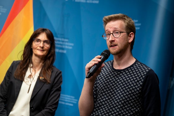 Alle Institutionen, Organisationen und Unternehmen können die Initiative Pride Month unterstützen, indem sie im Monat Juni sprichwörtlich Flagge zeigen für eine Welt der Vielfalt und des Verständnisses füreinander und die Regenbogenflagge bei verschiedenen Gelegenheiten verwenden. Im Bild: Centaurus-Präsident Mattia Di Pierro (Foto: LPA/Fabio Brucculeri)