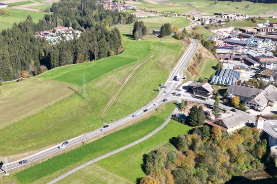 Vorher: Aktuelle Situation bei der Einfahrt nach Olang von der Pustertaler Staatsstraße. (Foto: Landesabteilung Tiefbau)