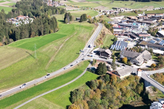 Prima: situazione attuale all'ingresso di Valdaora dalla strada statale della Val Pusteria. (Foto: Ripartizione Infrastrutture)