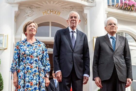 Am 80. Jahrestag der Unterzeichnung des Pariser Vertrages am Tag der Autonomie 2026 fanden sich Italiens Staatspräsident Sergio Mattarella und der Österreichische Bundespräsident Alexander Van der Bellen mit seiner Ehefrau Doris Schmidauer (von rechts) vor dem Kurhaus in Meran ein. (Foto: LPA/Ivo Corrà)