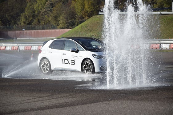 Per spiegare alle alunne e agli alunni la mobilità in modo efficace, gli istruttori del Safety Park hanno percorso alcuni giri con un'auto elettrica sulle piste di esercitazione insieme a loro. (Foto: ASP/Safety Park)