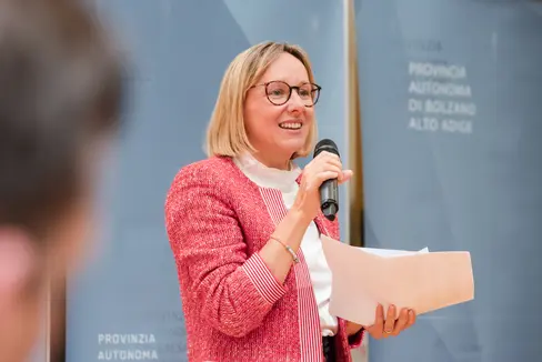 I colloqui tra Provincia e rappresentanti sindacali sulle questioni prioritarie per il contratto collettivo intercompartimentale del 2026 si sono concentrati sul pagamento anticipato del TFR e sugli adeguamenti regolari all'inflazione. L'assessora provinciale Magdalena Amhof è favorevole a negoziare separatamente le questioni prioritarie come il trattamento di fine rapporto. (Foto: USP/Bernhard Aichner)