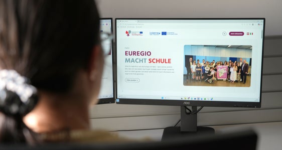 Plata internet Euregio fej scola: la dà nfurmazions n con' dl cuncors y la vën slargeda ora te na plataforma per duta la ufiertes de scola dl'Euregio. (Foto: Land Tirol/Trenker)