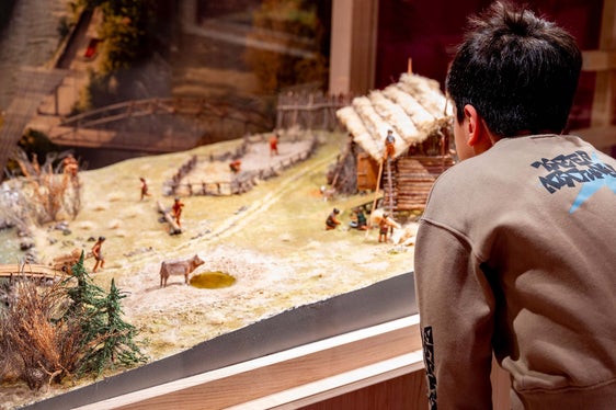 Al Museo Archeologico dell’Alto Adige, i modelli di abitazione nel nuovo settore espositivo “The Loft”. (Foto: USP/Manuela Tessaro)