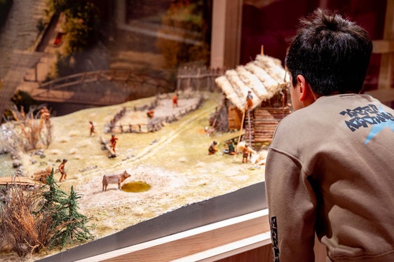 Al Museo Archeologico dell’Alto Adige, i modelli di abitazione nel nuovo settore espositivo “The Loft”. (Foto: USP/Manuela Tessaro)