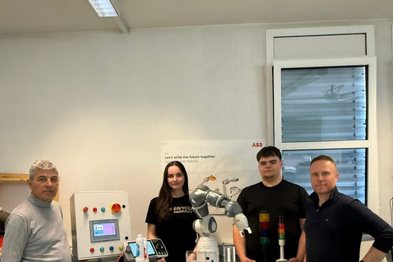 Prestigioso riconoscimento per gli studenti del terzo anno della Scuola professionale in lingua italiana Mattei di Bressanone, selezionati tra gli 11 finalisti nazionali dei Robotgames 2026. Nella foto (da sinistra) il tutor Giorgio Paoli (Laboratorio Automazione), gli studenti Cindy Lo Re e Mark Frroku e il tutor Florent Kabilo (Laboratorio e Tecnologia meccanica). (Foto: Scuola Professionale Mattei Bressanone)