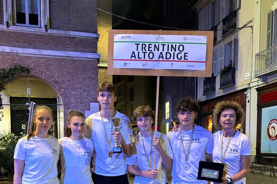 La squadra di tennistavolo della Heinrich Kunter Business School di Bolzano ha dato prova di spirito combattivo: 3° posto per i ragazzi, 5° per le ragazze; la docente Edith Pigneter ha accompagnato la squadra ad Asti. (Foto: Edith Pigneter)