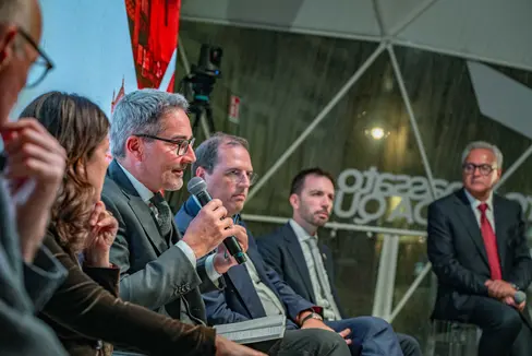 “La nostra Autonomia è un vantaggio per noi, ma anche per il sistema Paese: più ci lasciate fare, ho detto spesso a Roma, più potremo contribuire”, ha detto il presidente della Provincia, Arno Kompatscher (terzo da sinistra), in conclusione del suo intervento. (Foto: USP/Greta Stuefer)