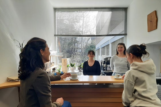 La cooperativa studentesca hondgmocht & hausgmocht della Scuola professionale di Tesimo gestisce il bar della scuola e offre variazioni di caffè durante le pause e gli eventi. (Foto: Scuola professionale per l'economia domestica e agroalimentare Tesimo)