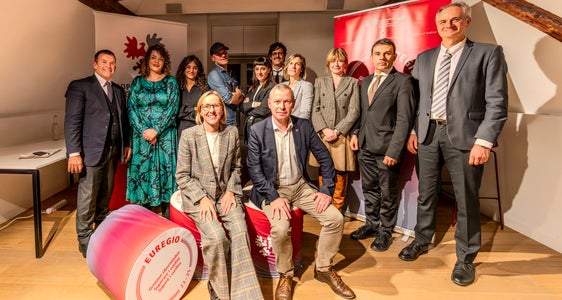 Foto di gruppo con il team del film, gli interpreti e gli ospiti d'onore. Nella foto (seduti da sinistra) l'assessora provinciale Magdalena Amhof, il segretario generale dell'Euregio Christoph von Ach, (in piedi da sinistra) Lorenzo Di Dieco (Rai Documentari), la presentatrice Valentina Leone, l'attrice Bianca Giacomoni, il regista Michele Melani, l'autrice Sara Catalini (Rai Documentari), la produttrice Valentina Leone, l'attrice Bianca Giacomoni, il regista Michele Melani, l'autrice Sara Catalini (Rai Documentari), la produttrice e gli ospiti d'onore ) Lorenzo Di Dieco (Rai Documentari), la conduttrice Valentina Leone, l'attrice Bianca Giacomoni, il regista Michele Melani, l'autrice Sara Catalini (Rai Documentari), il produttore Gottardo Giatti, l'attrice Erica Cova, la consigliera comunale di Bolzano Johanna Ramoser, Claudio Baldino (Rai Documentari) e Paolo Mazzucato (direttore della sede Rai di Bolzano) (Foto:USP/Daniel von Johnston)