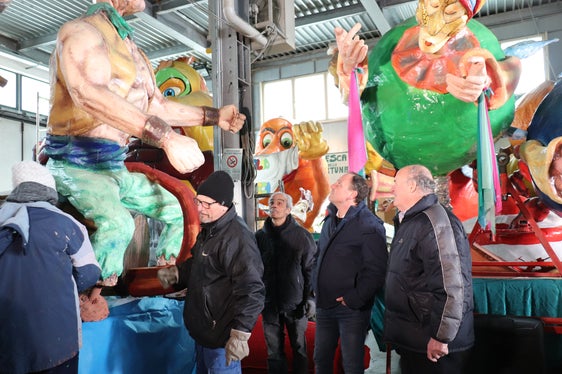 LR Vettorato (2.v.r.) lobte den Einsatz der vielen Ehrenamtlichen, die den Leiferer Faschingsumzug vorbereiten. Ein Finanzierungsbeitrag soll die Kosten für die Anmietung der Werkhalle decken. (Foto: LPA)