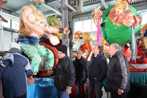 LR Vettorato (2.v.r.) lobte den Einsatz der vielen Ehrenamtlichen, die den Leiferer Faschingsumzug vorbereiten. Ein Finanzierungsbeitrag soll die Kosten für die Anmietung der Werkhalle decken. (Foto: LPA)