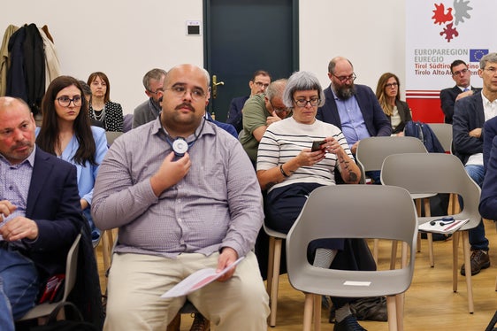 Primo da sinistra il direttore dell'Istituto di promozione del lavoratori IPL di Bolzano, Stefan Perini. (Foto: Juliet Astafan/Archivio Ufficio stampa Provincia autonoma di Trento)