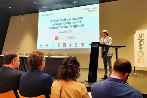 In vielen Bereichen des Gesundheitswesens stehen wir sehr gut da – das ist das Ergebnis der täglichen wertvollen Arbeit aller Mitarbeitenden im Gesundheitsbereich im ganzen Land, lobt Gesundheitslandesrat Hubert Messner bei der Vorstellung der Ergebnisse der Bersaglio-Studie in Bozen. (Foto: LPA/Samuel Vieider)