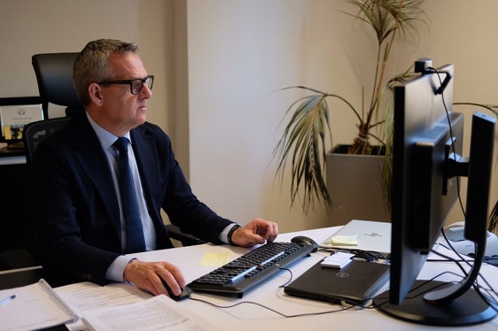 Il patrimonio provinciale mostra un miglioramento strutturale delle prestazioni, un mix energetico sempre meno dipendente dai combustibili fossili e una maggiore resilienza alle variazioni climatiche ed economiche, dichiara l'assessore provinciale alle Opere pubbliche Christian Bianchi. (Foto: USP/ Gianluca Crocco)