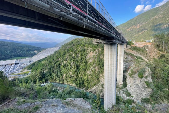 „Diese Riggertalbrücke ist eine zentrale Verbindung für das Pustertal. Die Instandhaltungsarbeiten waren technisch sehr anspruchsvoll und notwendig, um die Stabilität und Sicherheit der Struktur dauerhaft zu gewährleisten“, unterstreicht Landesrat Daniel Alfreider. (Foto: LPA/Gnews)