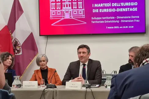 Da sinistra la docente dell'Università degli Studi di Trento Mariangela Franch e l'assessore provinciale allo Sviluppo economico, ricerca e lavoro trentino Achille Spinelli (Foto: Euregio/Ufficio stampa Provincia autonoma di Trento)