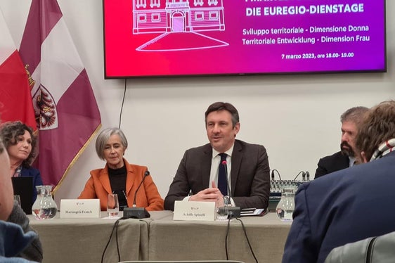 Mariangela Franch von der Universität Trient und Landesrat Achille Spinelli bei der gestrigen Vorstellung (Foto: Euregio)