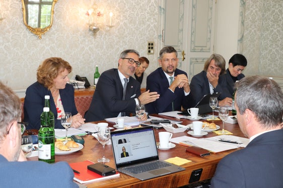 Die Delegation aus Südtirol und die Regierung des Kantons Graubünden sprachen unter anderem über die Eisenbahnverbindung Engadin-Vinschgau, über die öffentliche Sicherheit und übers Thema Großraubwild. Im Bild (von links): Landeshauptmannstellvertreterin Rosmarie Pamer, Landeshauptmann Arno Kompatscher, Landesrat Daniel Alfreider, Landesrat Hubert Messner und Landesrätin Ulli Mair. (Foto: LPA/Margit Piok)