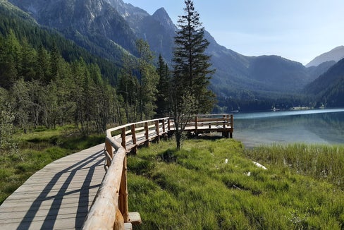 Im Bereich des Antholzer Sees im Naturpark Rieserferner-Ahrn wurden zwei Holzstege erneuert. (Foto: LPA/Landesamt für Natur)