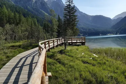 Im Bereich des Antholzer Sees im Naturpark Rieserferner-Ahrn wurden zwei Holzstege erneuert. (Foto: LPA/Landesamt für Natur)