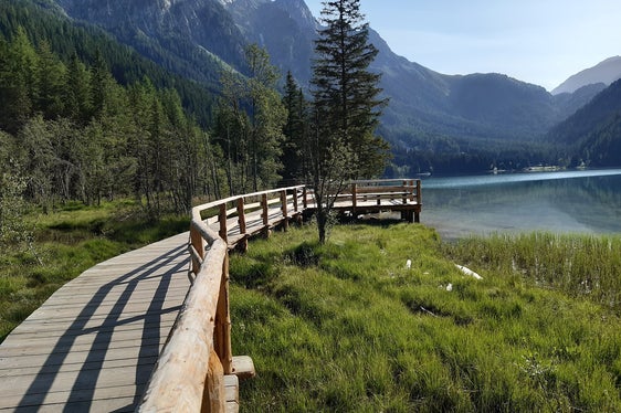 È stata rinnovata una serie di ponticelli pedonali nell’area del Lago di Anterselva, nel parco naturale Vedrette di Ries-Aurina. (Foto: LPA/Ufficio natura)
