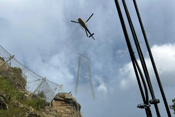Die Montage des Überwachungssystems oberhalb der Vinschgauer Straße bei Latsch (Foto: LPA/Straßendienst)