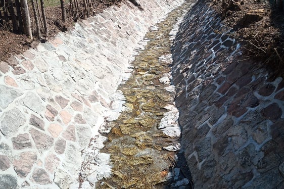 Die freigeräumte Künette des Trametschbachs nach erfolgter Uferpflege (Foto: LPA/Landesamt für Wildbach- und Lawinenverbauung Nord)