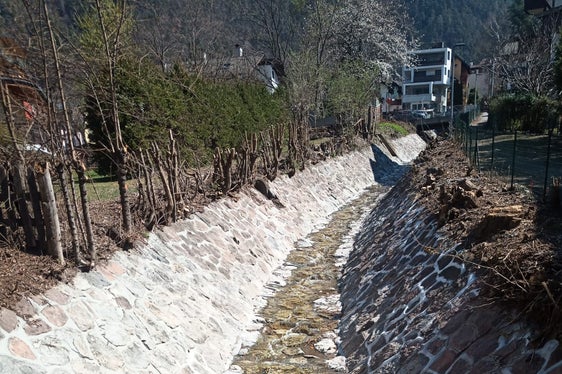 Die freigeräumte Künette des Trametschbachs nach erfolgter Uferpflege (Foto: LPA/Landesamt für Wildbach- und Lawinenverbauung Nord)