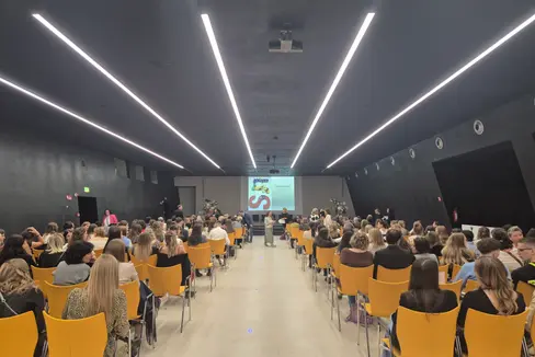 A fine novembre, 232 diplomati della Scuola Provinciale per le Professioni Sociali “Hannah Arendt” hanno partecipato alla cerimonia di consegna degli attestati al NOI Techpark di Bolzano (Foto: USP/Scuola Hannah Arendt)