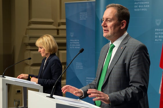 Die Landesregierung hat das Maßnahmenprogramm 2023 für die ordentliche und außerordentliche Instandhaltung der Landesimmobilien in Höhe von insgesamt 14,8 Millionen Euro genehmigt. Im Bild LR Bessone (r.) und LRin Deeg in der Pressekonferenz nach der Regierungssitzung. (Foto: LPA/Fabio Brucculeri)