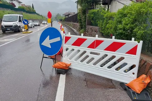 Una foto di questa mattina: la preparazione dell'area del cantiere sulla SS 12 a sud del semaforo di Bronzolo per la posa dei cavi e il rinforzo del terreno (Foto: Servizio tecnico strade Centro Sud)