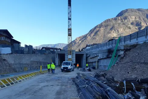 Ein wichtiger Schritt auf dem Weg zur Verwirklichung der Umfahrung von Branzoll steht bevor: Am Freitag, 19. Dezember, erfolgt der Tunneldurchstich. (Foto: LPA/Ressort Infrastrukturen und Mobilität)