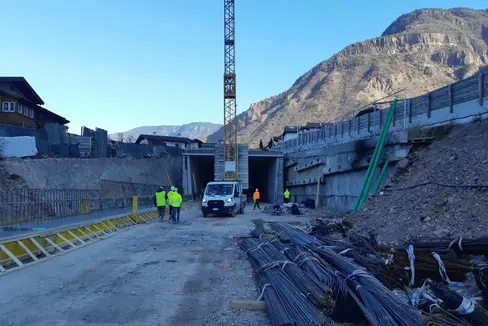 Venerdì 19 dicembre alle ore 16 al cantiere di Bronzolo, nei pressi della rotatoria di via Nazionale la cittadinanza e i rappresentanti dei media sono invitati a partecipare all’abbattimento dell’ultimo diaframma della circonvallazione di Bronzolo. (Foto: USP/Ripartizione Infrastrutture)