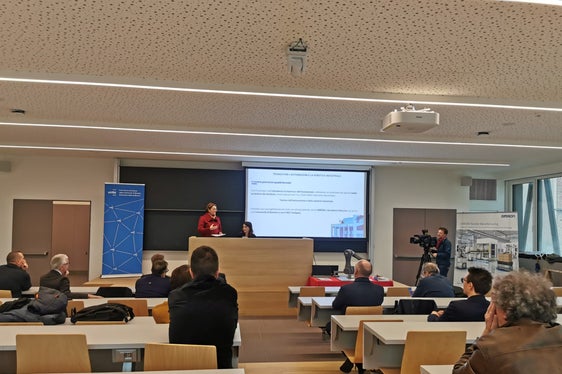 Schuldirektorin Paola Burzacca hat die Besonderheiten des neuen Lehrgangs vorgestellt. (Foto: LPA/Antonella Biancofiore)