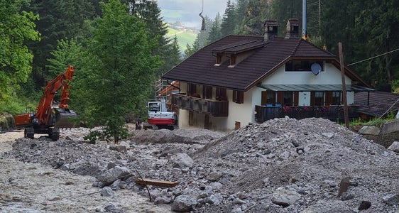 Am 22. September wird über vorbeugende Maßnahmen zur Verhinderung von Schäden durch Naturkatastrophen (wie im Bild bei einem Haus am Furkelbach im Juli) diskutiert. (Foto: LPA/Landesamt für Wildbach- und Lawinenverbauung Ost)