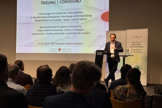 La Provincia di Bolzano punta a rafforzare il sistema dell’innovazione e a costruire una società basata sulla conoscenza e sull’innovazione, nonché un’economia competitiva, ha detto Philipp Achammer, assessore all’Innovazione e alla Ricerca, aprendo i lavori. (Foto: USP/Ripartizione provinciale Innovazione, Ricerca, Università e Musei)