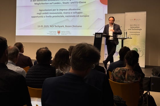 La Provincia di Bolzano punta a rafforzare il sistema dell’innovazione e a costruire una società basata sulla conoscenza e sull’innovazione, nonché un’economia competitiva, ha detto Philipp Achammer, assessore all’Innovazione e alla Ricerca, aprendo i lavori. (Foto: USP/Ripartizione provinciale Innovazione, Ricerca, Università e Musei)