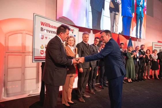 LH Platter überreicht die Euregio-Sitzungsglocke an Tirol Gemeindeverbandspräsident Schöpf bei der Konstituierung des Euregio-Rats der Gemeinden. Im Bild die Mitglieder des Euregio-Rats der Gemeinden. (Foto: Land Tirol/Sedlak)