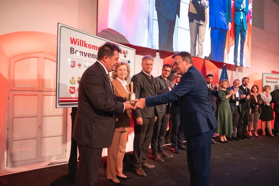 LH Platter überreicht die Euregio-Sitzungsglocke an Tirol Gemeindeverbandspräsident Schöpf bei der Konstituierung des Euregio-Rats der Gemeinden. Im Bild die Mitglieder des Euregio-Rats der Gemeinden. (Foto: Land Tirol/Sedlak)