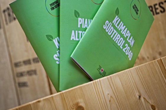 Il Piano clima Alto Adige 2040 non è un piano statico, ma flessibile. Con l'aiuto di ricercatori, esperti, del Consiglio dei cittadini e del forum delle parti interessate, deve essere costantemente riesaminato in direzione dell'obiettivo: la neutralità climatica (Foto: ASP/Fabio Brucculeri)