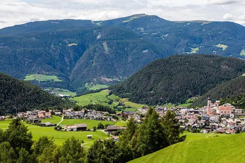 Mit dem höchsten Betrag von 974.500 Euro kann die Tourismusgemeinde Kastelruth rechnen. (Foto: Wikipedia/CC BY-SA 4.0)