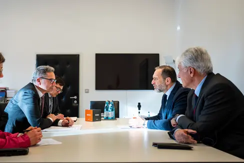 Südtirol sei heute ein verbindendes Element zwischen Italien und Österreich und die Autonomie ein Erfolgsmodell, sagte der österreichische Botschafter Michael Rendi (2.v.r.) im Gespräch mit Landeshauptmann Kompatscher (2.v.l.). Außerdem im Bild Margit Piok (1.v.l.), Dominik Holzer (3.v.l.) und Generealkonsul Wolfgang Lukas Strohmayer (1.v.r.). (Foto: LPA/Fabio Brucculeri)