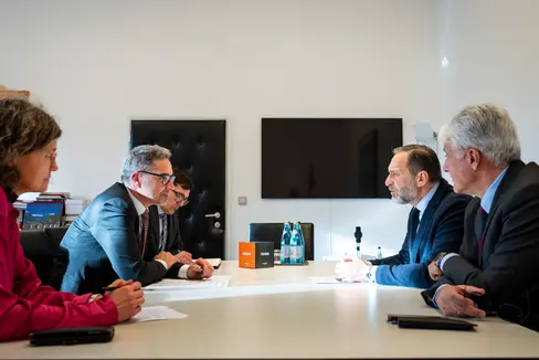 Südtirol sei heute ein verbindendes Element zwischen Italien und Österreich und die Autonomie ein Erfolgsmodell, sagte der österreichische Botschafter Michael Rendi (2.v.r.) im Gespräch mit Landeshauptmann Kompatscher (2.v.l.). Außerdem im Bild Margit Piok (1.v.l.), Dominik Holzer (3.v.l.) und Generealkonsul Wolfgang Lukas Strohmayer (1.v.r.). (Foto: LPA/Fabio Brucculeri)