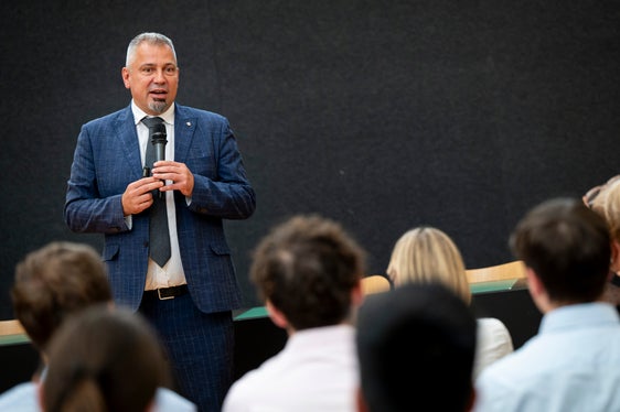 Ein Praktikum hilft dabei, zu entscheiden, eigene Prioritäten für das künftige Arbeitsfeld auszumachen, hielt Generaldirektor Alexander Steiner fest und berichtete dabei von eigenen Arbeitserfahrungen im Sommer. (Foto: LPA/Fabio Brucculeri)