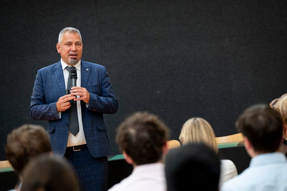 Un tirocinio aiuta a decidere le proprie priorità per il futuro campo di lavoro, ha detto il direttore generale Alexander Steiner, raccontando la propria esperienza lavorativa estiva. (Foto: USP/Fabio Brucculeri)