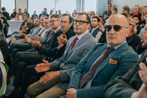 Bei der Eröffnung der neuen Fakultät für Ingenieurwesen der Freien Universität Bozen im NOI Techpark, im Bild (ab 2.v.r.) der Direktor der Abteilung Innovation, Forschung, Universität Franz Schöpf, Ressortdirektor Armin Gatterer und Amtsdirektor Manuel Gatto. (Foto: LPA/NOI Techpark/Daniele Fiorentino)