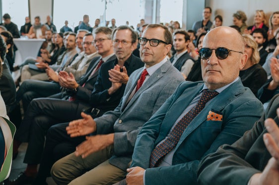 Bei der Eröffnung der neuen Fakultät für Ingenieurwesen der Freien Universität Bozen im NOI Techpark, im Bild (ab 2.v.r.) der Direktor der Abteilung Innovation, Forschung, Universität Franz Schöpf, Ressortdirektor Armin Gatterer und Amtsdirektor Manuel Gatto. (Foto: LPA/NOI Techpark/Daniele Fiorentino)