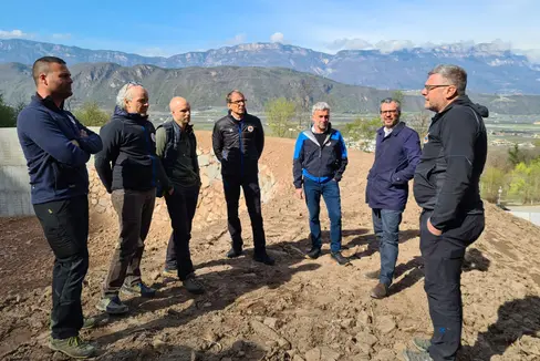 Sopralluoghi per garantire la sicurezza dei torrenti sul territorio. Nella foto, da destra, il caposquadra Hansjörg Prugg, il vicesindaco di Laives Giovanni Seppi, l'assessore Arnold Schuler, il direttore dell'Agenzia per la Protezione civile, Klaus Unterweger, il vice direttore dell'Ufficio sistemazione bacini montani Sud, Thomas Thaler, Fabio De Polo, direttore dell'area funzionale di controllo dei bacini montani, e Il collaboratore Michael Helfer (Foto: ASP/Agenzia per la Protezione civile)